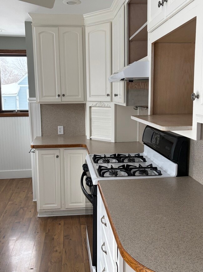 Building Photo - 629 8th Ave N