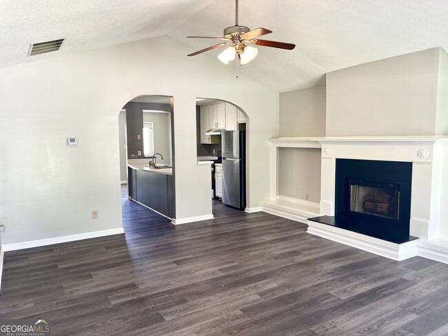 Building Photo - 6619 Saganaw Dr