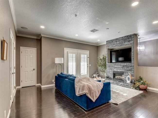 Building Photo - 6162 N Brookline Ave