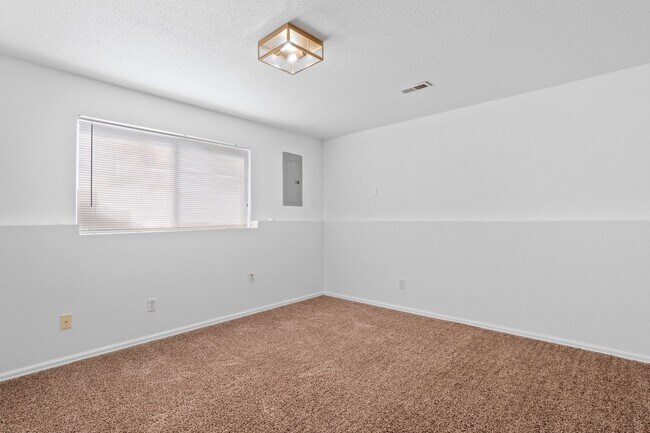 Building Photo - 4 bedroom 3 bath home with 3 car garage in Cheney