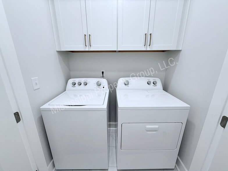 Building Photo - 684 Miramar Ln