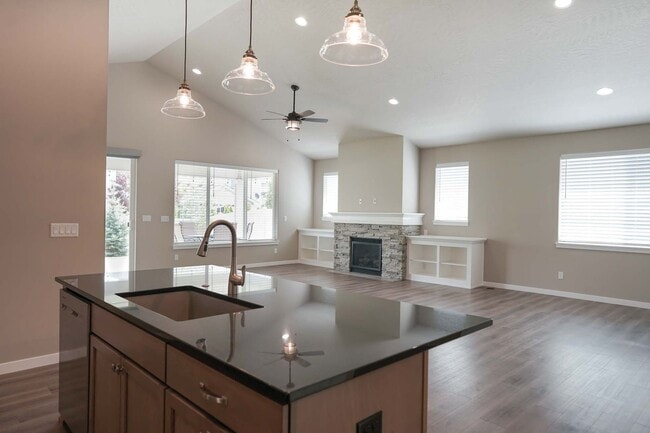 Building Photo - Elegant and Pristine Post Falls Home