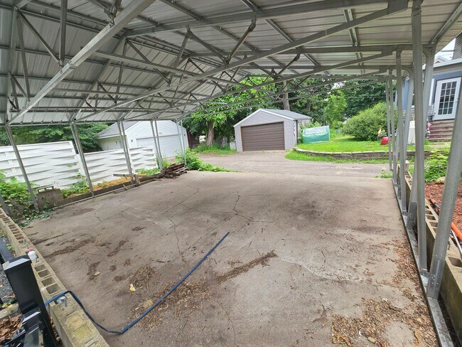 Building Photo - SINGLE FAMILY HOME! Great Location! Laundry, Wood Floors and Parking!