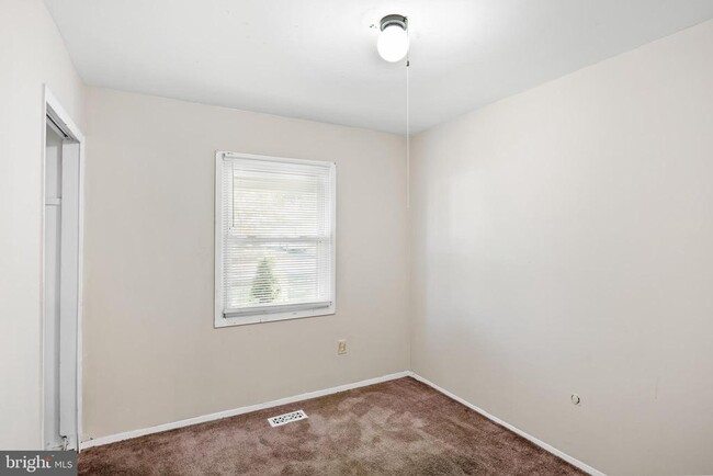 Building Photo - 15 Gallant Ln