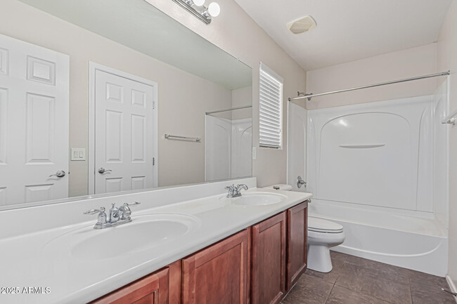 Building Photo - 1242 E Strawberry Dr