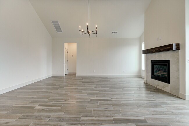 Building Photo - 2116 Josslyn Pl