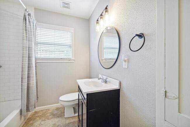 Building Photo - 1355 Gardenia Dr