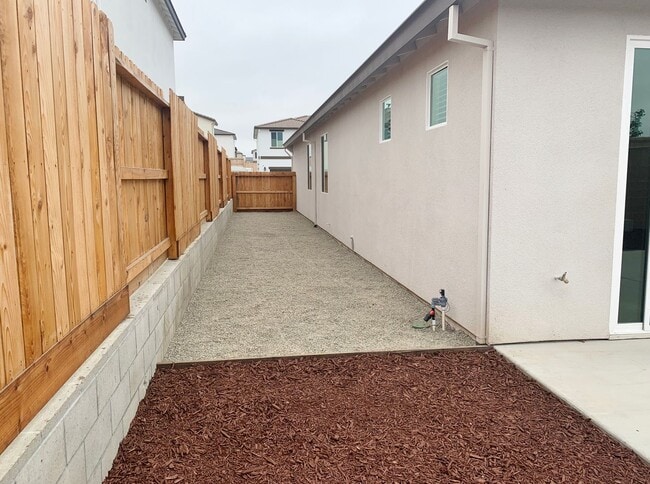 Building Photo - Beautiful New Single Family Home: single story 4 bed, 2.5 bath