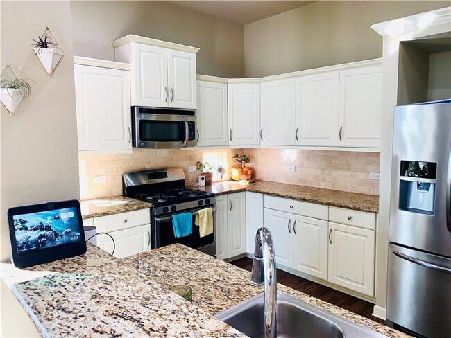 Building Photo - Available NOW! 3/2 in highly desirable Creek Meadows!!