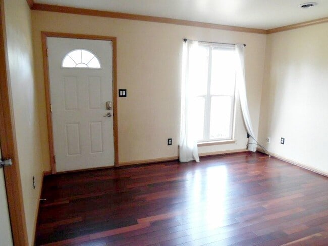 Building Photo - Great Curb Appeal, Location, and Price!