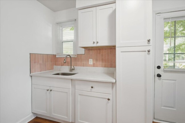 Building Photo - Cozy Duplex Unit with Fully Fenced Back Yard