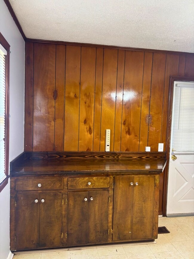 Building Photo - 2 Bedroom Brick House with Large Yard & St...