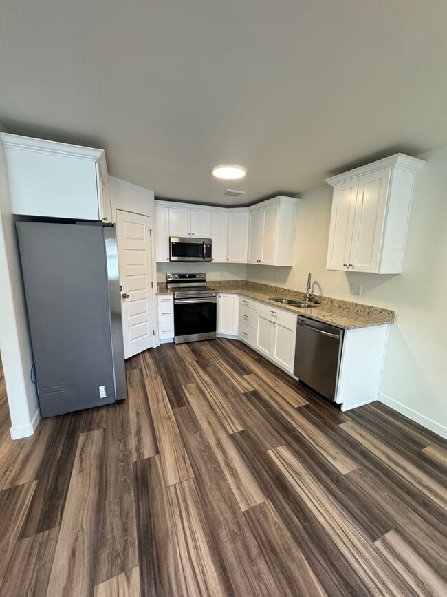 Building Photo - 845 Golden Bear Ln