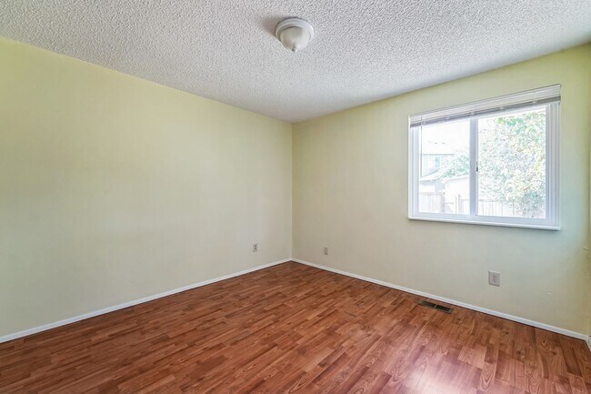 Building Photo - 2947 SE 43rd Ct