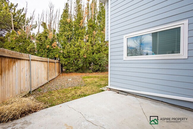 Building Photo - New Renovated 2 Bed 2 bath Townhome