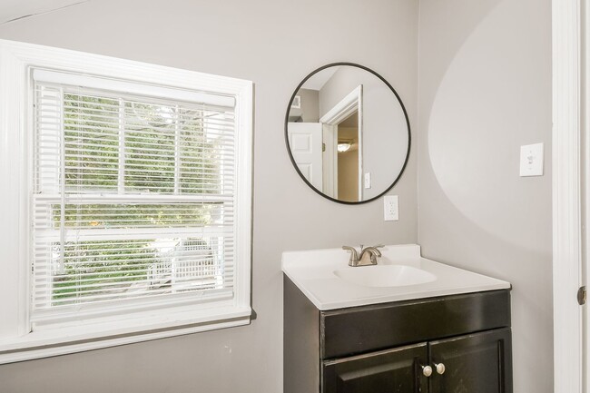 Building Photo - 4 bedroom / 1.5 bath in West Ashley ~ Move...