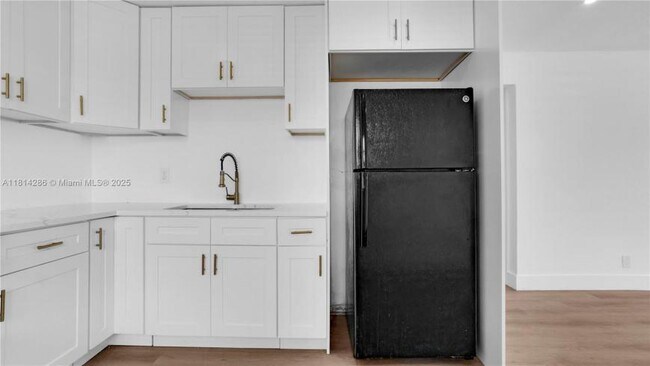 Building Photo - 2 bedroom in Hallandale FL 33009