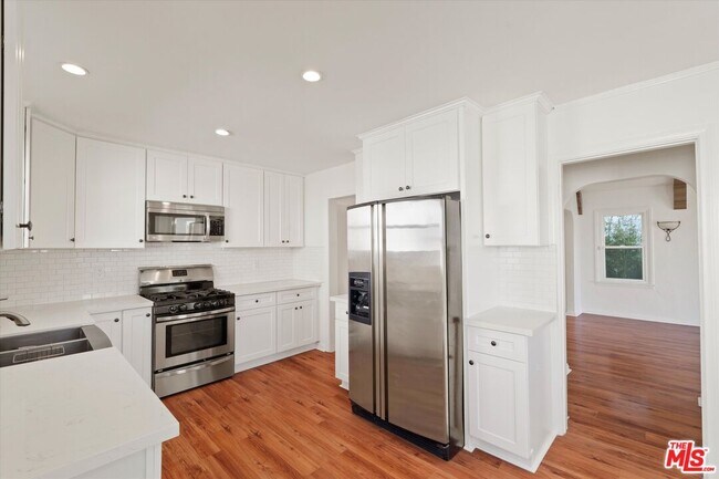 Building Photo - 3154 W 74th St