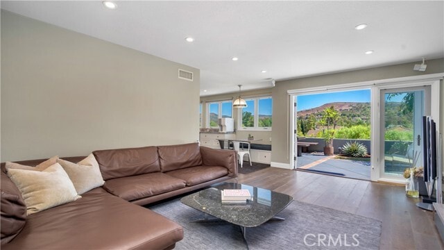 Building Photo - 10 Flintridge