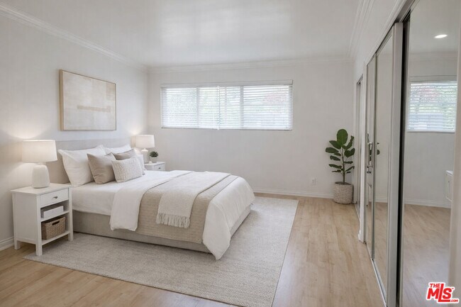 Building Photo - 1242 S Barrington Ave