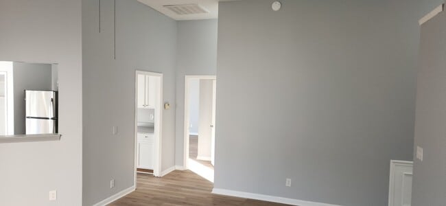 Building Photo - 313 N Water's Edge Dr