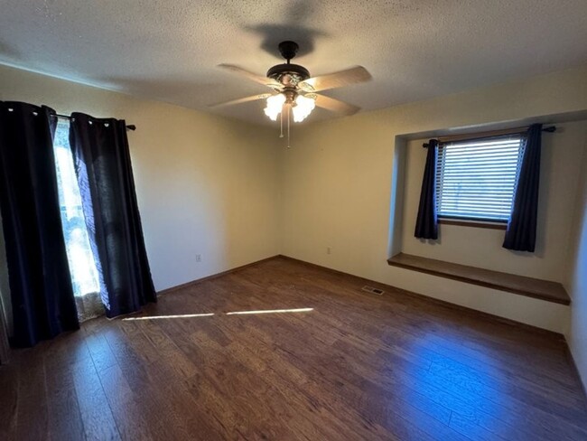 Building Photo - 3 bedroom 2 bath with updated kitchen and ...