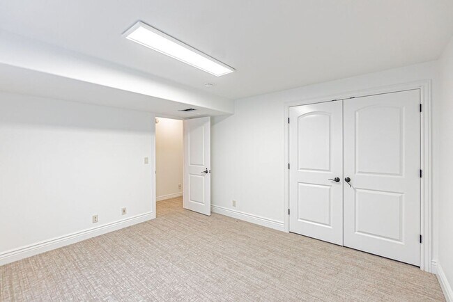 Building Photo - Beautiful- 5 bed/3 bath, 3 car garage and ...