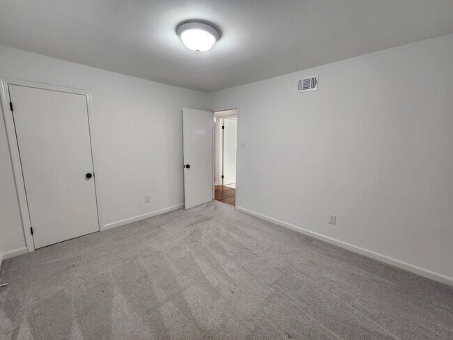 Building Photo - 41 Oak Forest Loop