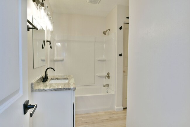 Building Photo - 460 &amp; 462 Fowler St