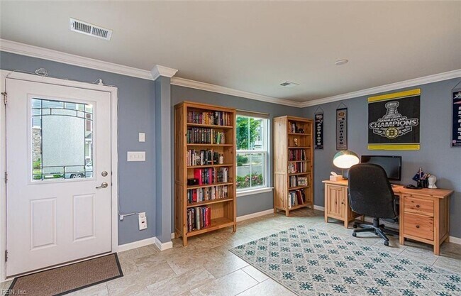 Building Photo - Gorgeous Tri-Level Condo