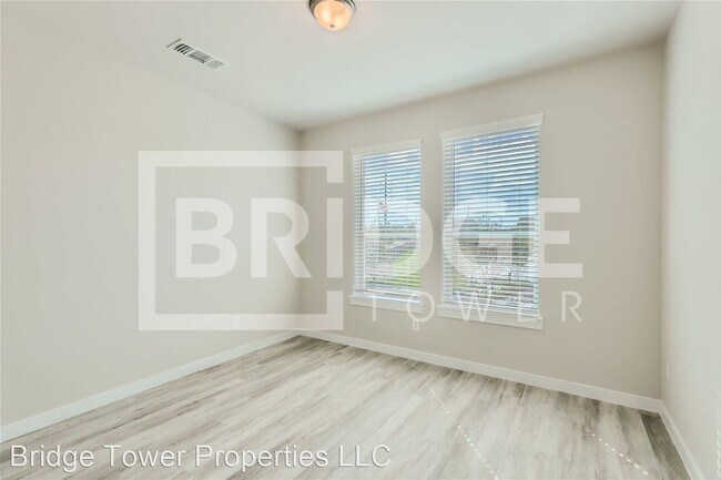 Building Photo - 4 br, 2.5 bath House - 1328 Creekbank Drive