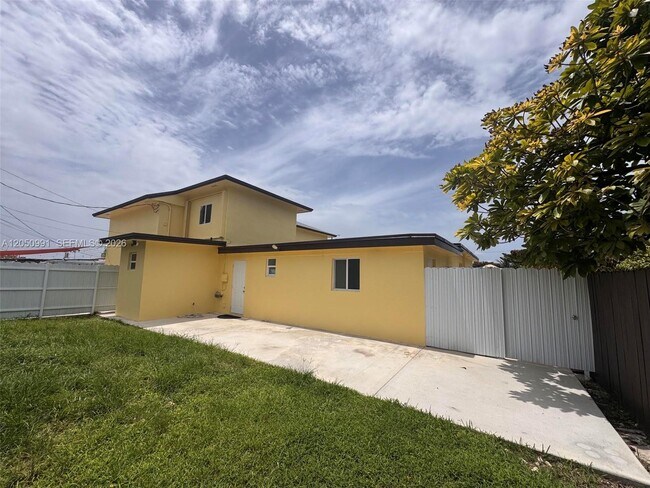 Building Photo - 7400 SW 39th St