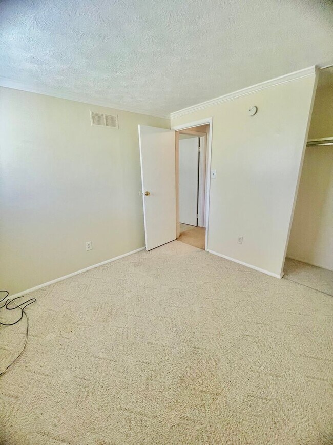 Building Photo - 3 bed- 1.5 Bath- Bridgeville Pa