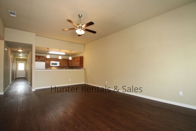 Building Photo - Spacious Duplex