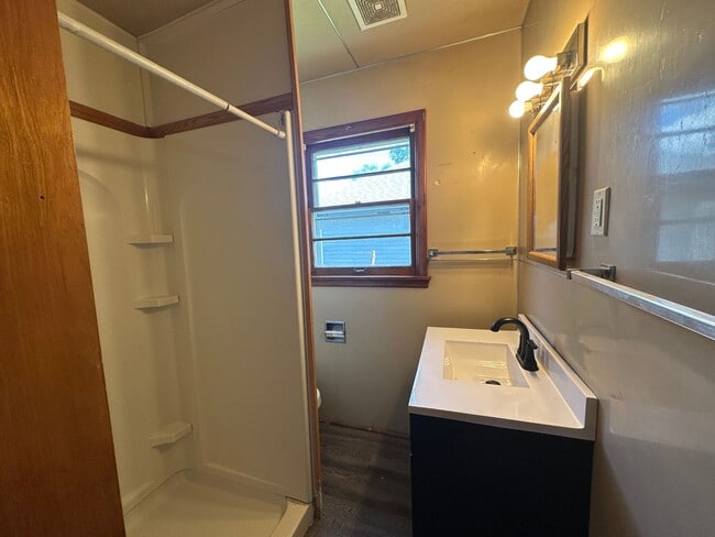 Building Photo - Cute 2 Bedroom Ranch w/ Laundry Hookups in...