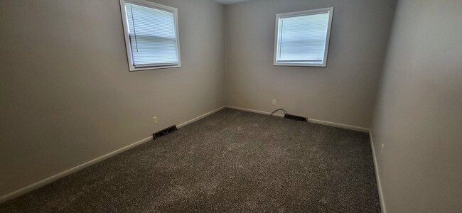 Building Photo - 3 Bedroom 2 Bath 2 Car Garage! South! $1295