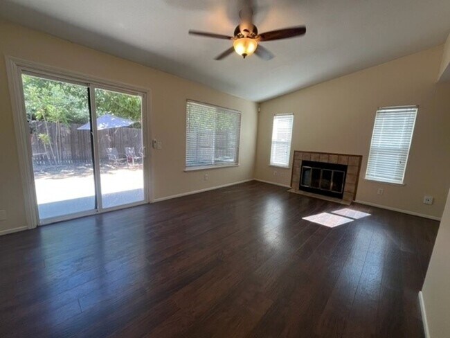 Building Photo - Spacious 3bed 2.5bath 2 story home available now!