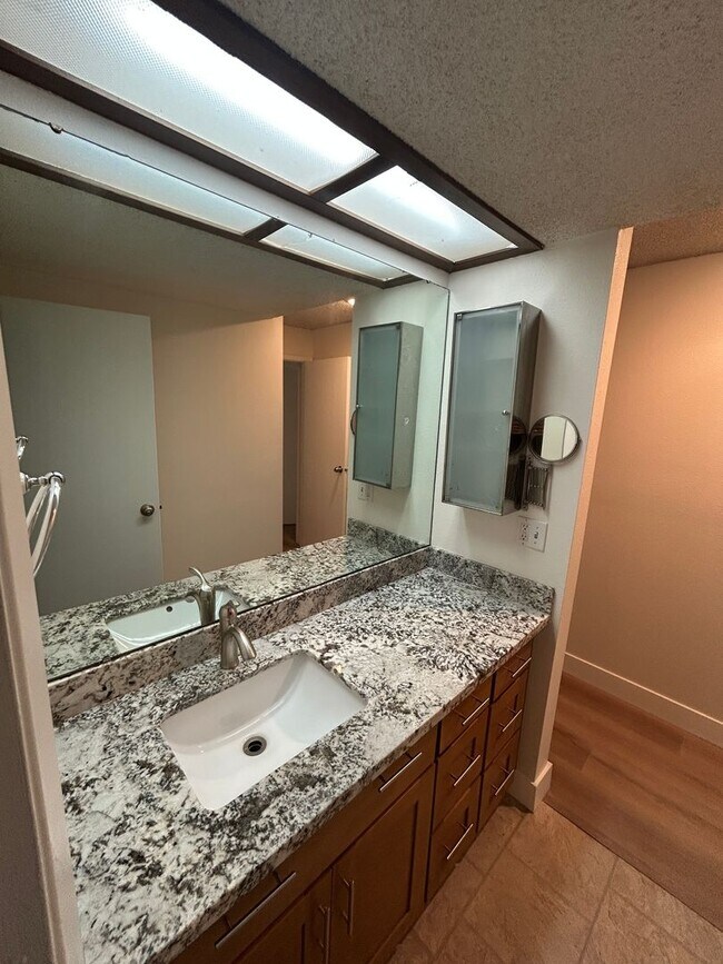 Building Photo - 3 Bed, 1.75 bath Condo w/2 parking spots i...
