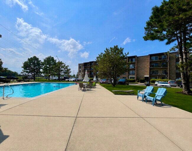 Building Photo - 725 W Huntington Commons Rd