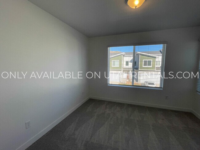 Building Photo - 1605 W Charmer Ln