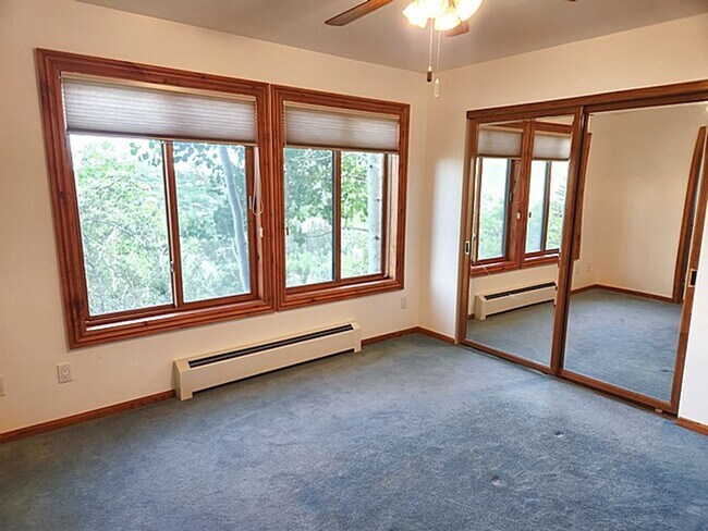 Building Photo - Private Pinebrook Estates Home