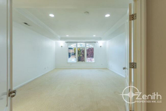 Building Photo - 984 W Y St