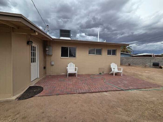 Building Photo - FOR RENT