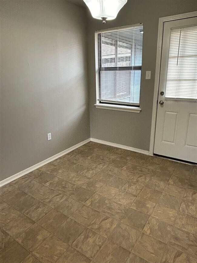 Building Photo - 910 NE Tortoise Dr