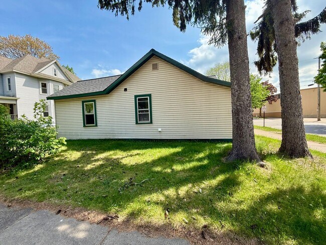 Building Photo - 3 Bed 1 Bath Single Family Home in Wausau - End Of Year Special: HALF OFF DEPOSIT!