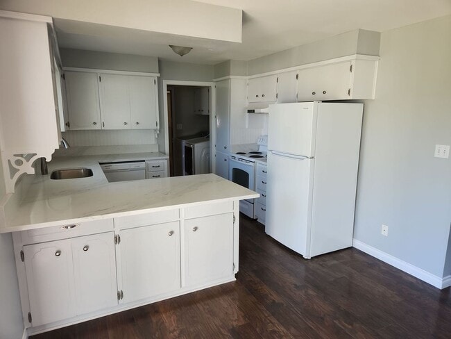 Building Photo - 2 Bedroom 1.5 Bath Washer Dryer Included i...