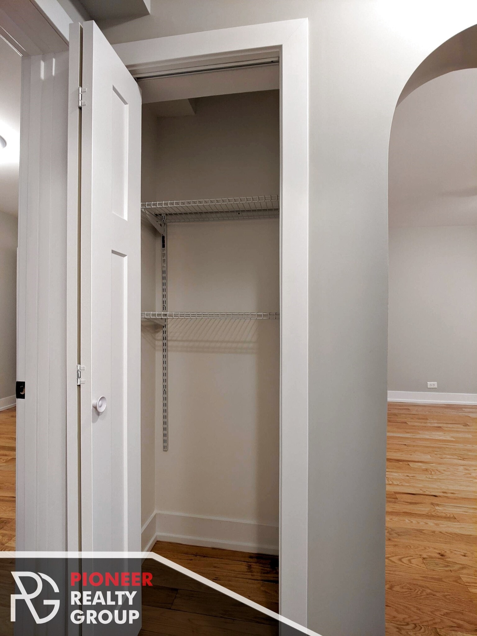 Building Photo - 429 W Roscoe St