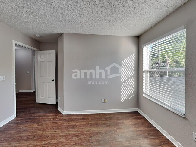 Building Photo - 1921 Knollcrest Dr