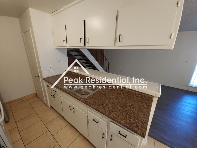 Building Photo - Spacious 2bd/1ba Sacramento Fourplex