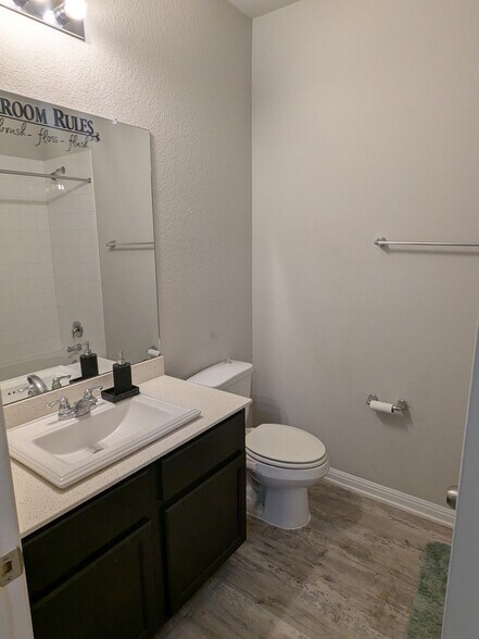 shared bathroom - 3130 Blantyre Bnd